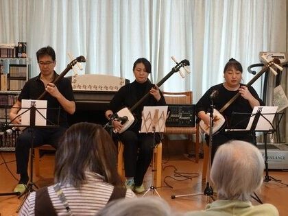 ボランティア三人による三味線の演奏