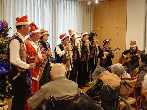 クリスマスイベントで演奏を披露しているボランティアの様子