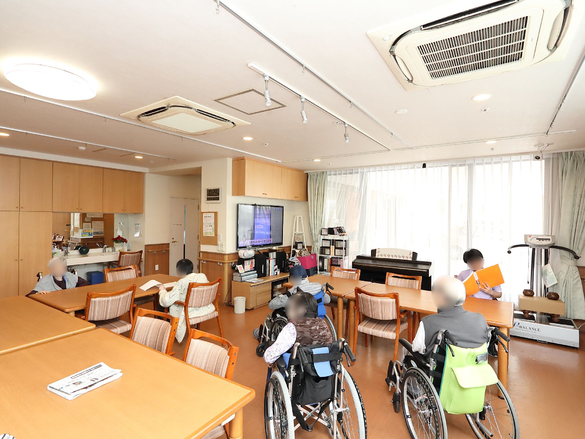 テレビや電子ピアノが設置され、入居者様が自由にくつろいでいる共有スペース