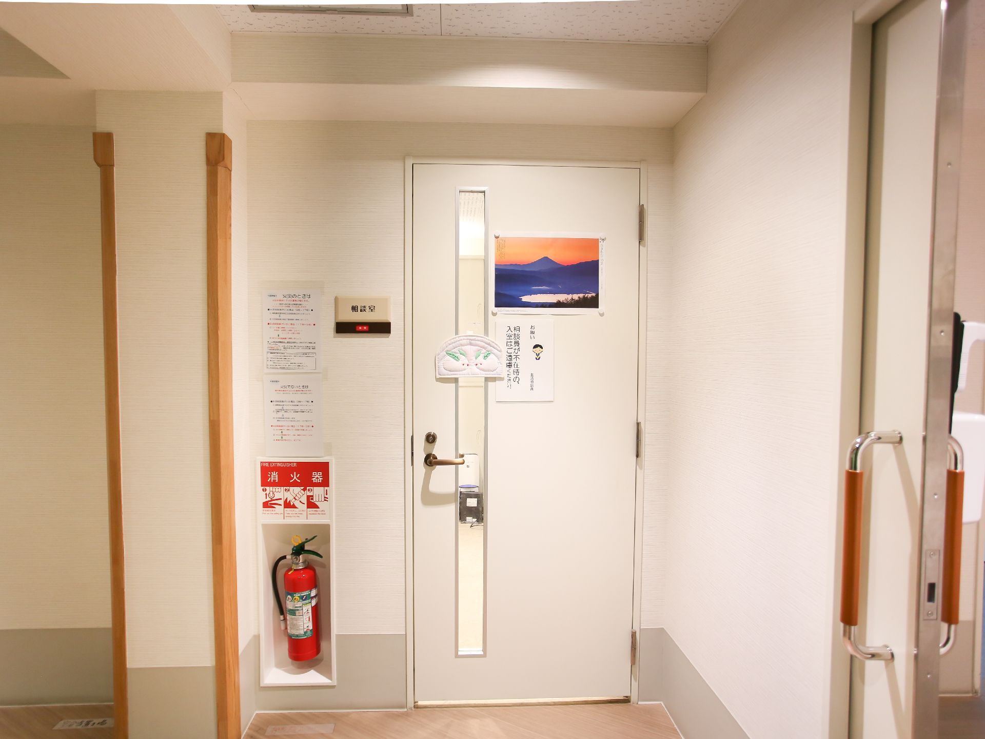 手すりが行き渡っている廊下と、引き戸となっている居室