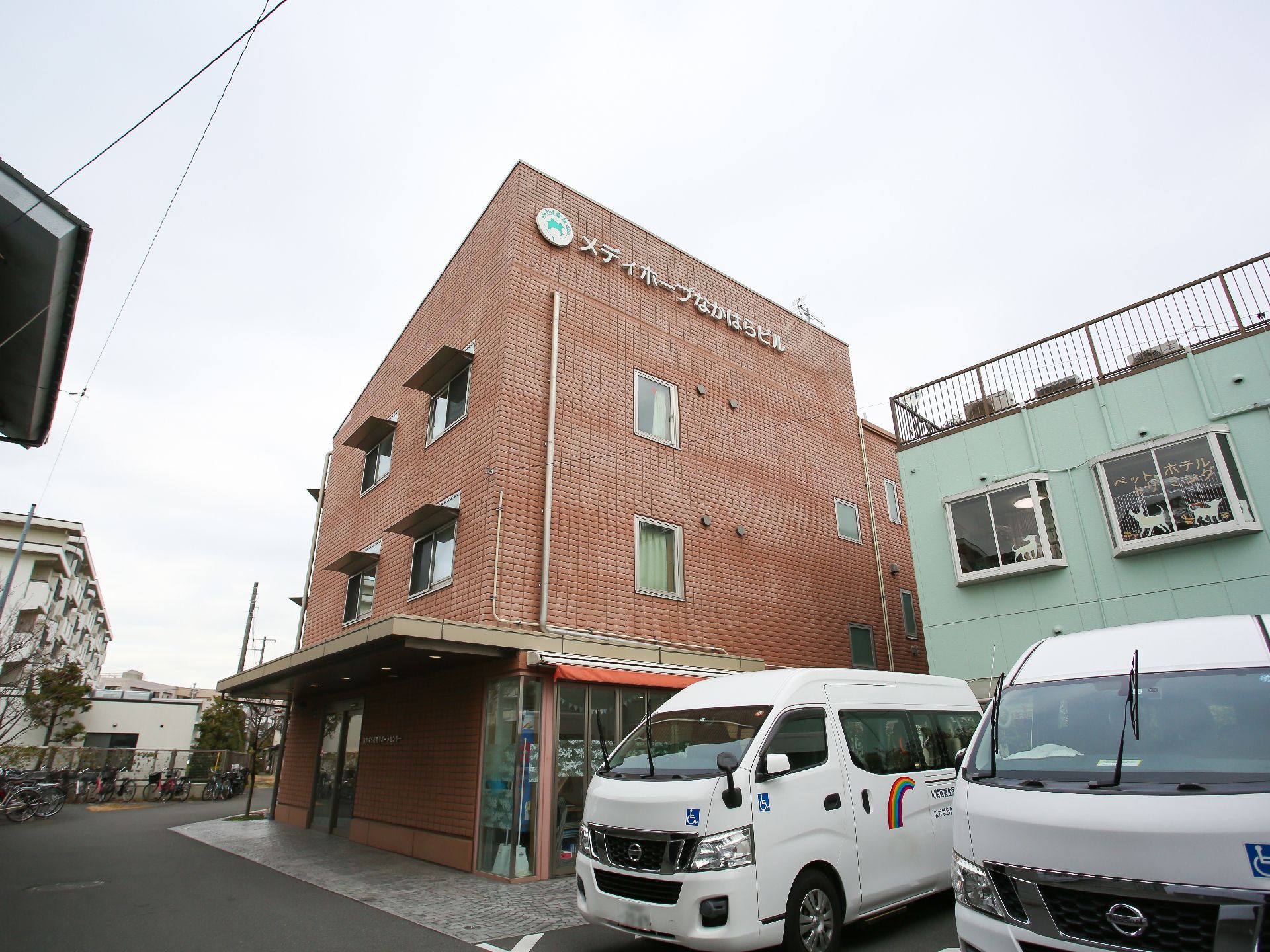 車椅子の人でも楽に移動できるように段差を排除した介護施設の外観