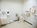白を基調とした、清潔感のあるトイレである。手洗いが設置されており、壁には複数の手すりが取付けてある。