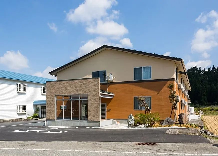 自然に囲まれた建物外観
