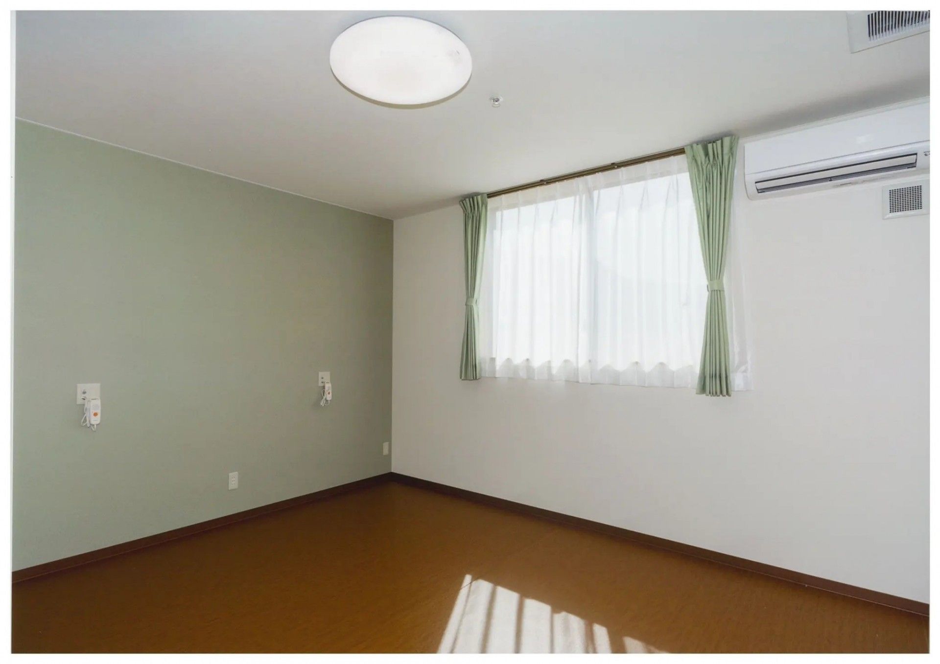 日差しが差し込む部屋