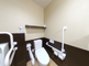 バリアフリーのトイレ設備が整った室内