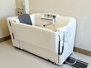 座った姿勢のまま入れる特殊な浴槽の様子。介護仕様の設備の写真