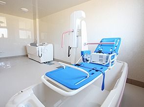寝たきりのまま入れる特殊浴槽の様子。要介護の高齢者用設備の写真