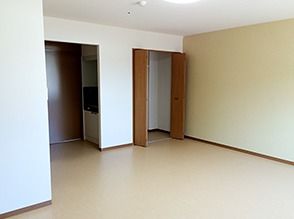 大きな収納と引き戸のドア、トイレなどが付いている二人用の部屋の様子
