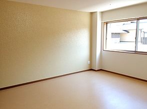 大きな窓が付いている空間。施設内の居室を写した写真
