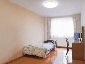 大きな窓があり明るい雰囲気。居室には、ベッドや収納家具だけでなく照明もついている。
