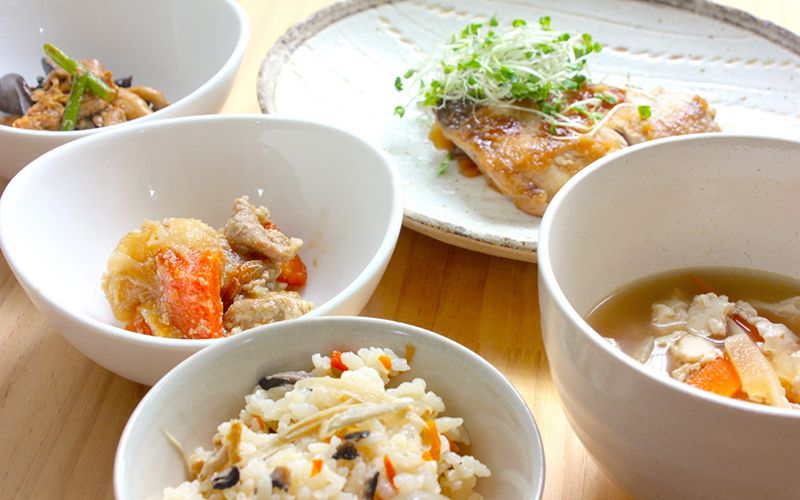 けんちん汁と炊き込みご飯、肉じゃがと焼き魚の付いた和食