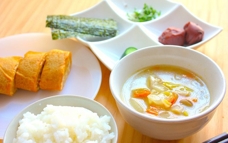 厚焼き玉子とおしんこのセットと、ご飯と味噌汁が付いた献立