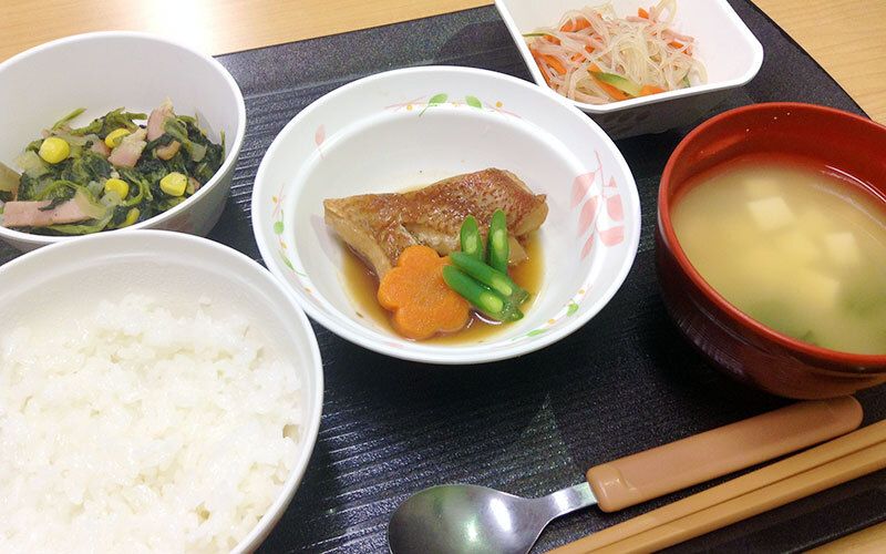 煮魚とほうれん草とベーコンの炒め物と春雨サラダ、ご飯と味噌汁がセットになった献立