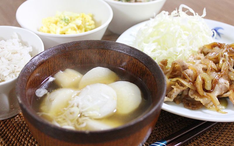 生姜焼きと里芋のスープ、サラダとご飯のセット