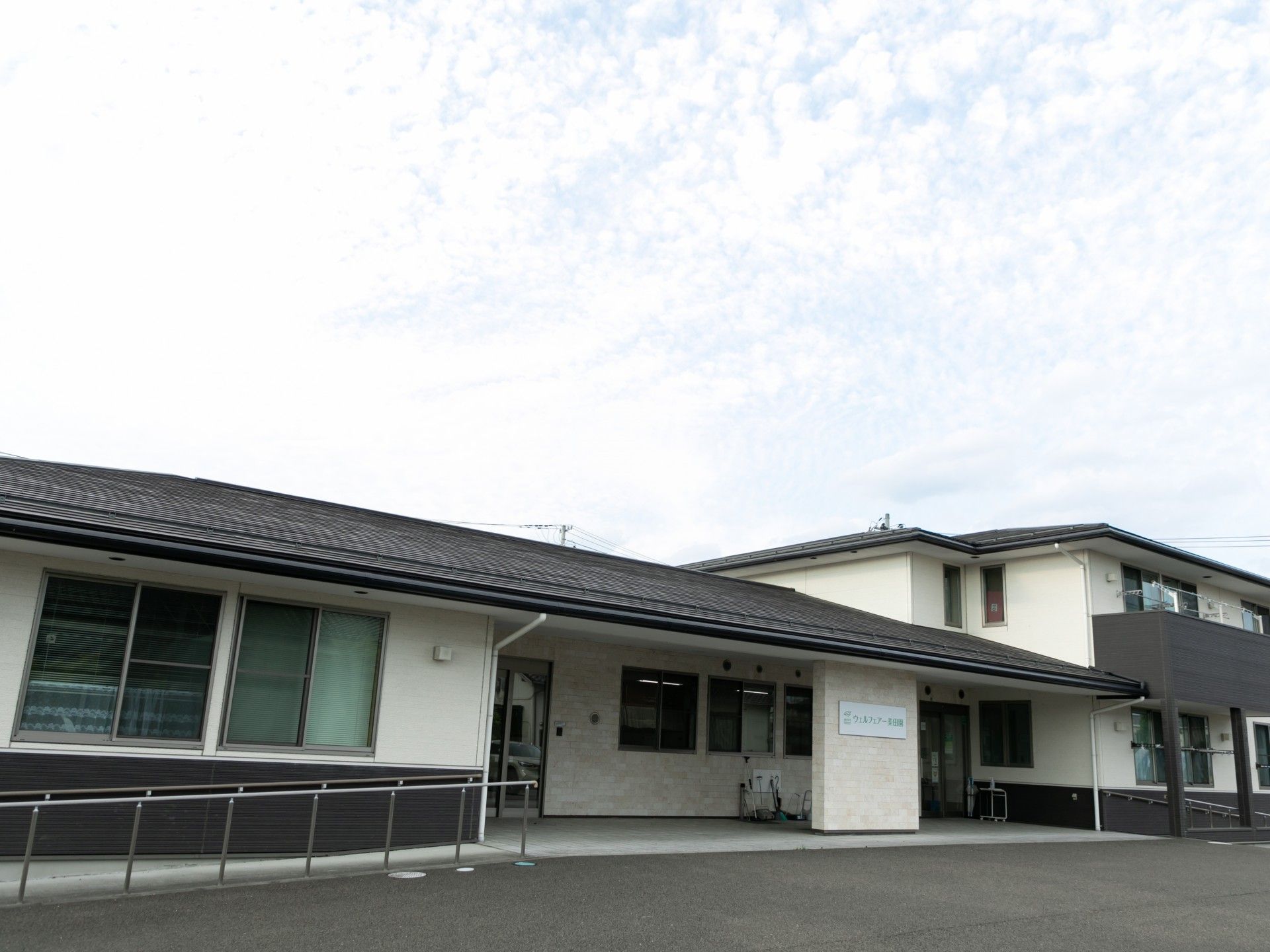 木のぬくもりが感じられる館内。ダイニングテーブルが複数置かれ、廊下は幅が広くドアはすべて引き戸となっている。