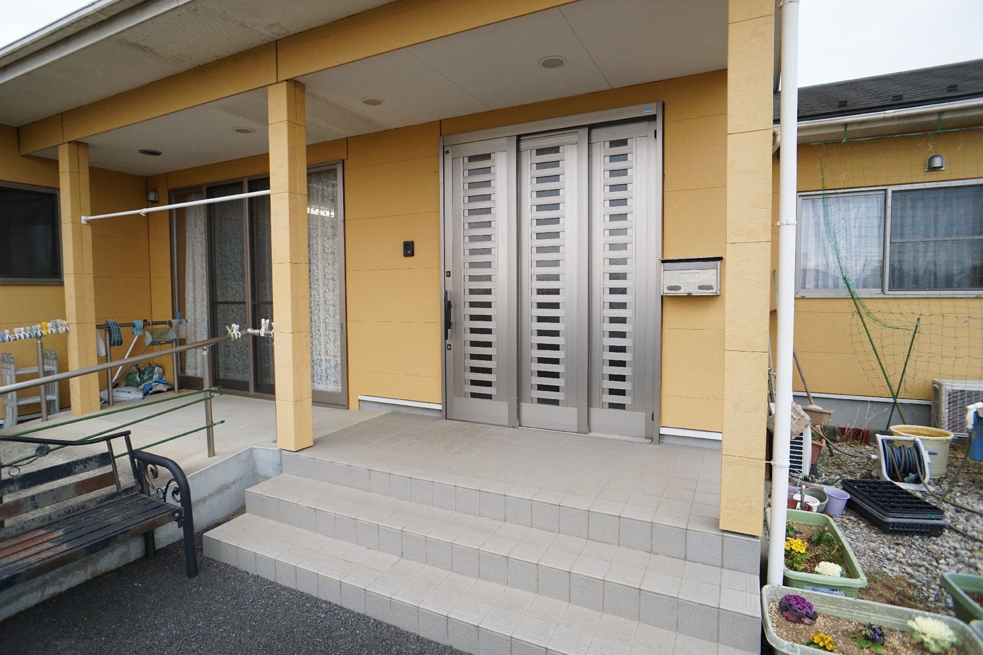 屋根が設置されたエントランス