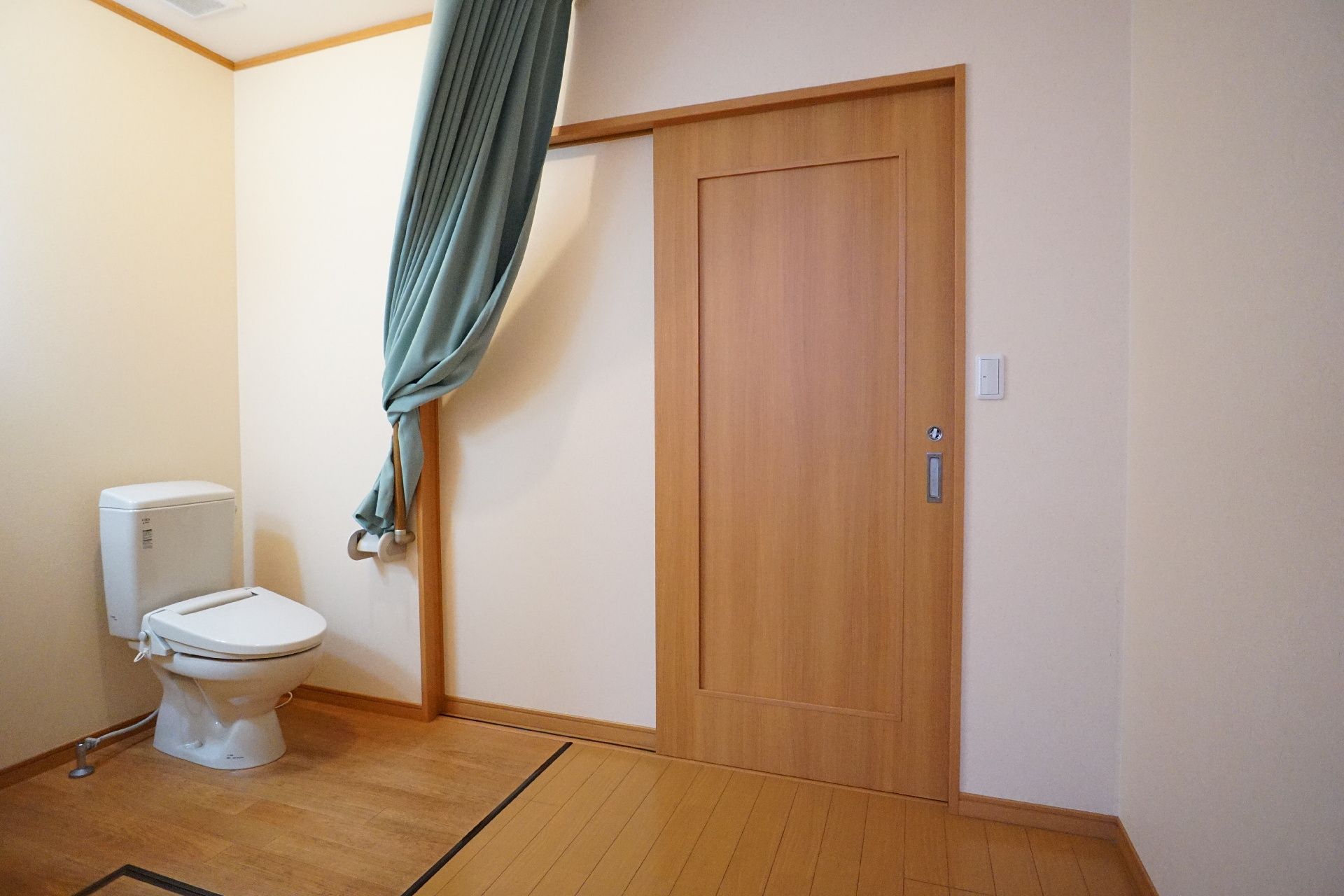 仕切りにカーテンを採用した居室