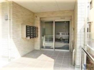 通常のマンションと変わらない構造の施設のエントランス部分。バリアフリー構造の入り口