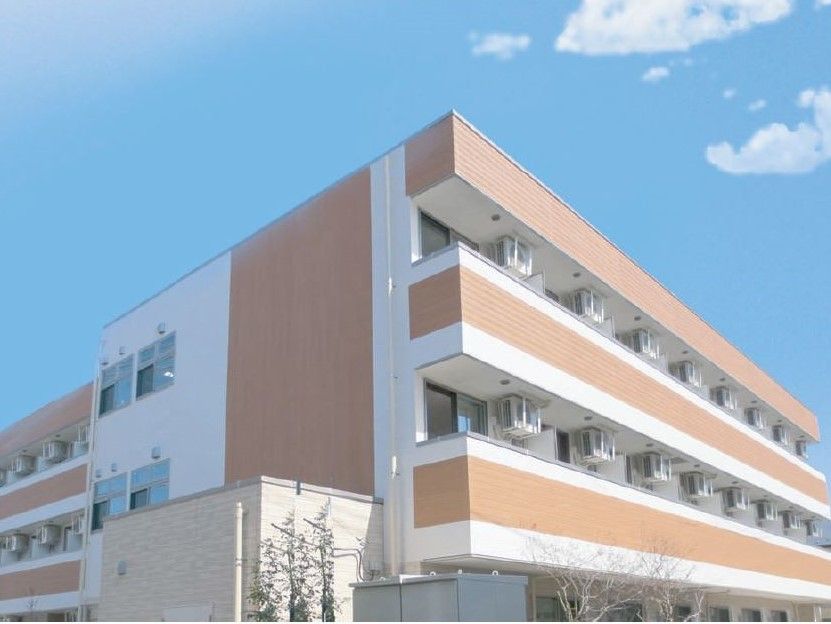ツートンカラーの施設の外観。マンション風の外観デザインを施してある様子