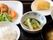 白いご飯にみそ汁、あえ物やバナナ、揚げ物などボリューム満点の内容。