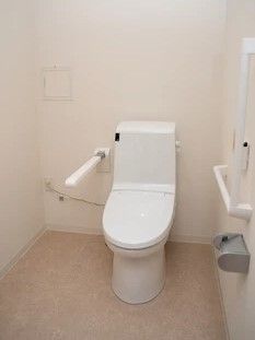 トイレのすぐそばと壁に手すりが付き、呼び出しボタンもある。