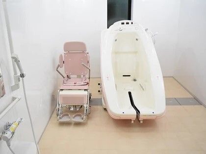 機械浴が完備され、介護度が高い人にも対応している浴室にはシャワーも付いている。