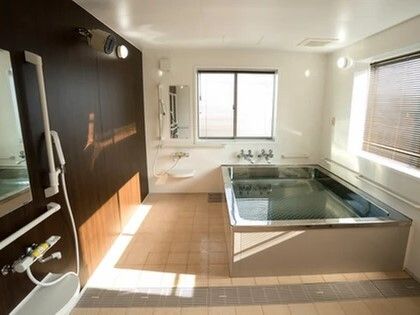 シャワースペースが付いた浴室には大きな浴槽があり、お湯が張られている。