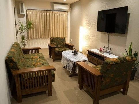 大型テレビや応接セットが置かれた部屋は、観葉植物も飾られ、エアコンもついている。