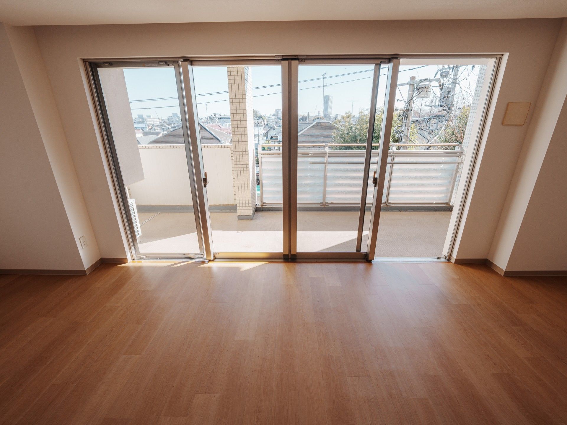 広い窓のある部屋