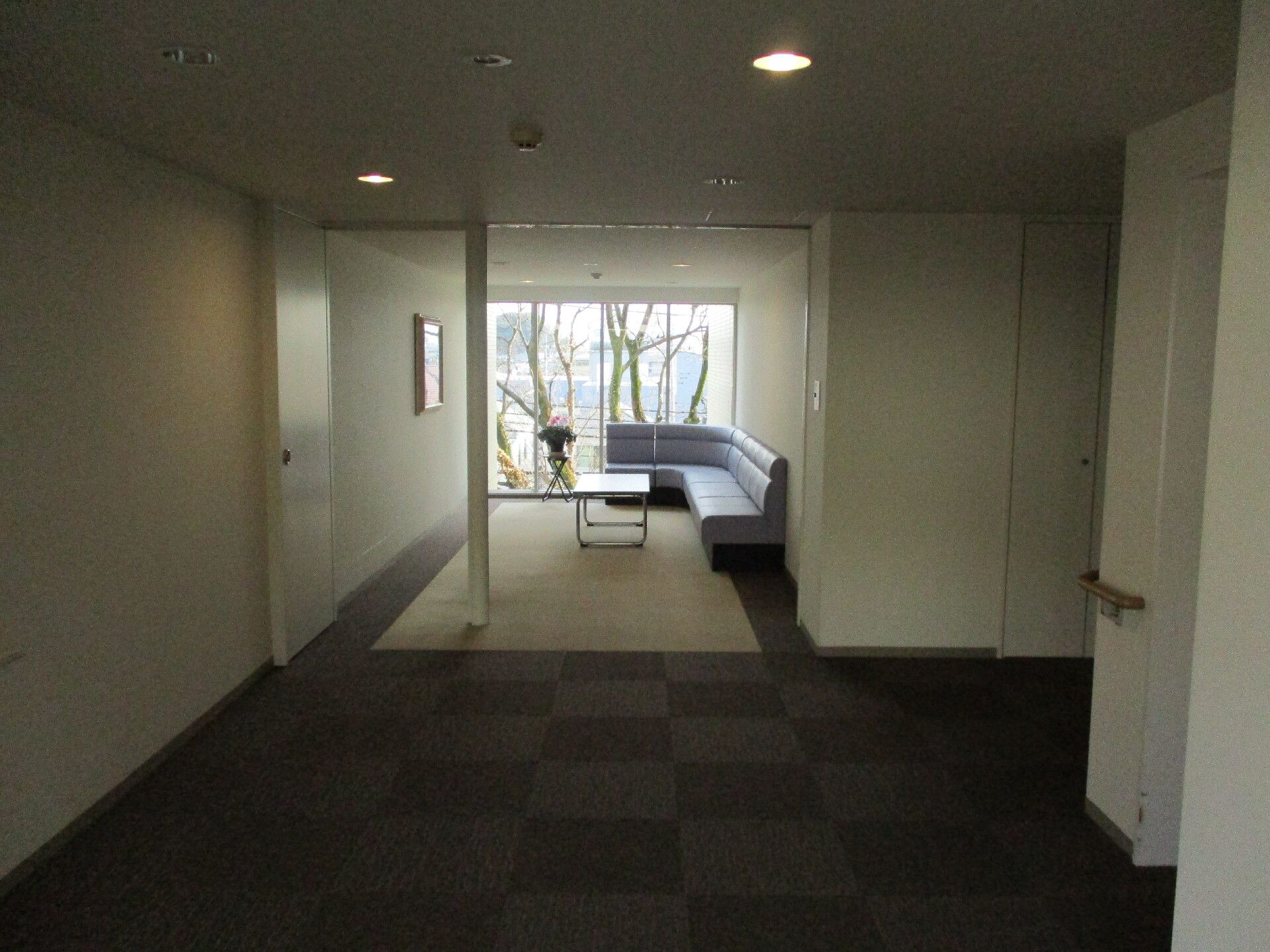 大きめのソファが角に置いてある施設内のリラックススペースの様子