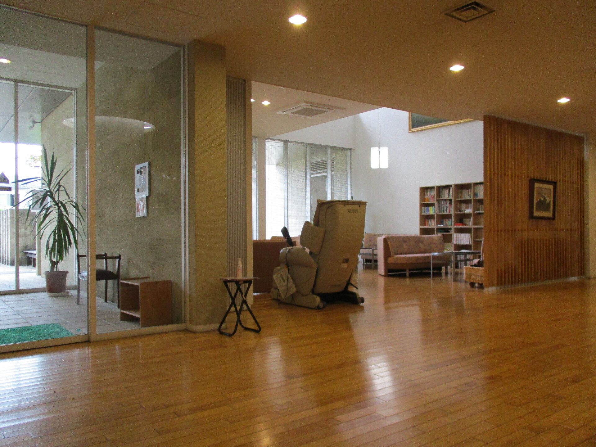 オールバリアフリーのエントランス付近の様子。すぐそばにリラックススペースがある