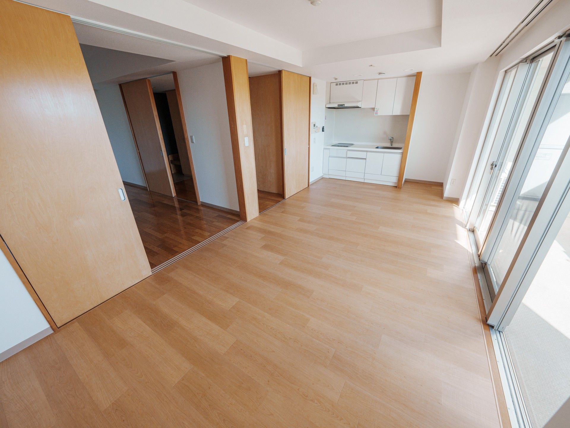 明るいリビングルーム