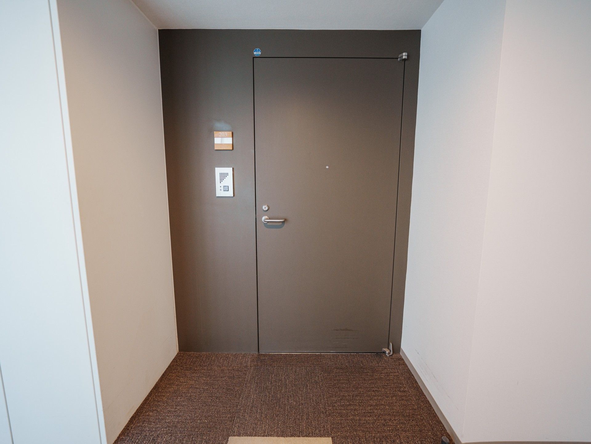 落ち着いた色合いの扉