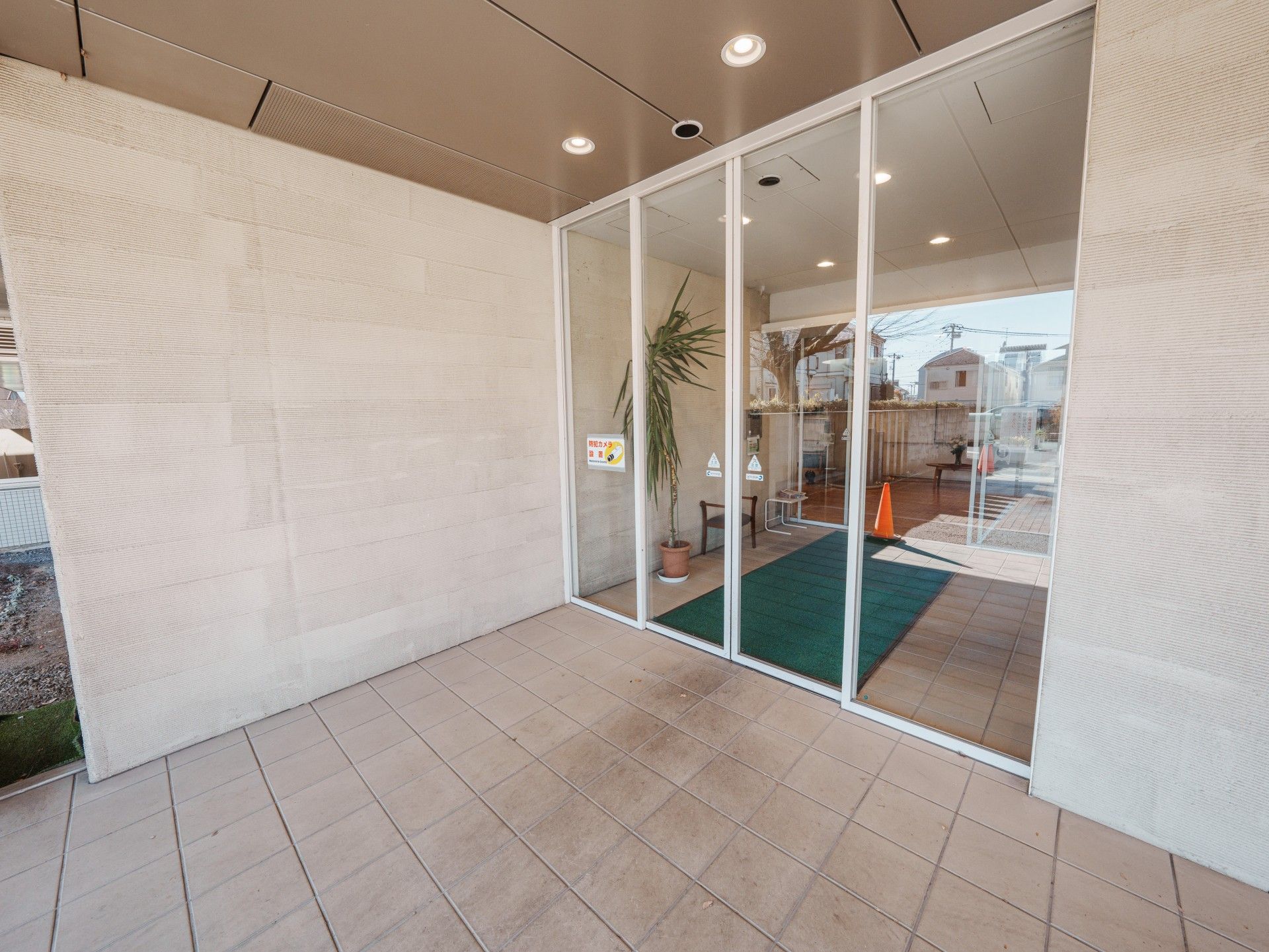 ガラス扉のエントランス