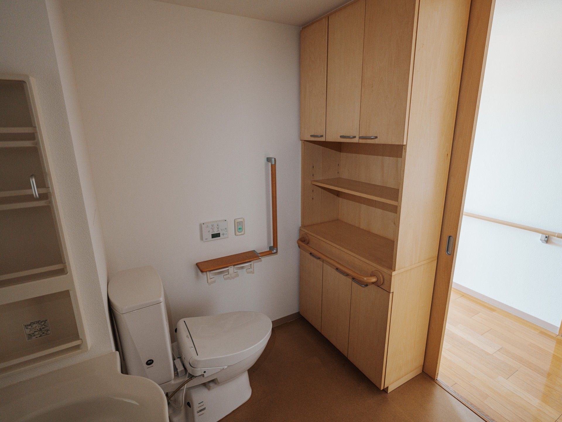 手すり付きのトイレ