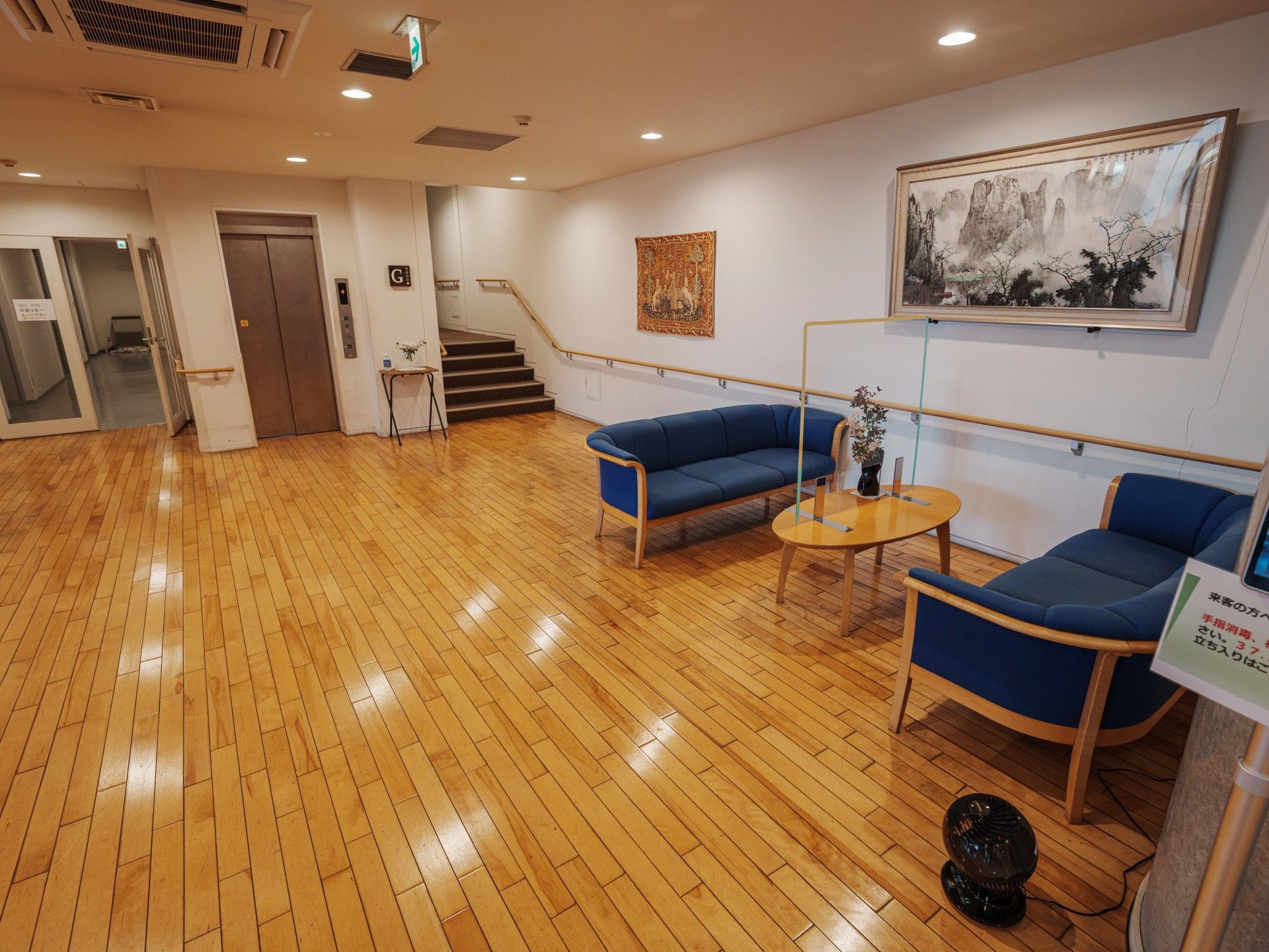 落ち着いた待合スペース