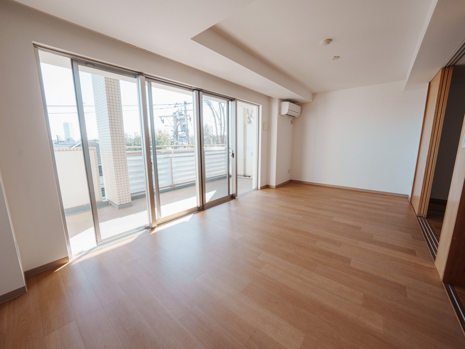 大きな窓のある部屋