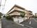閑静な住宅地に駐車スペースを確保した3階建ての施設である。建物の周囲に植え込みを完備し、外観に緑を添えている。