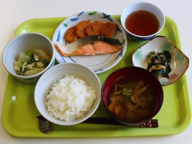 魚をメインにした和風の食事。小鉢が２品もあり、栄養バランスに優れている。