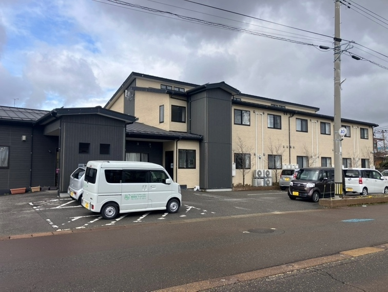 駐車場のある建物外観