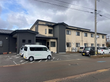 駐車場のある建物外観