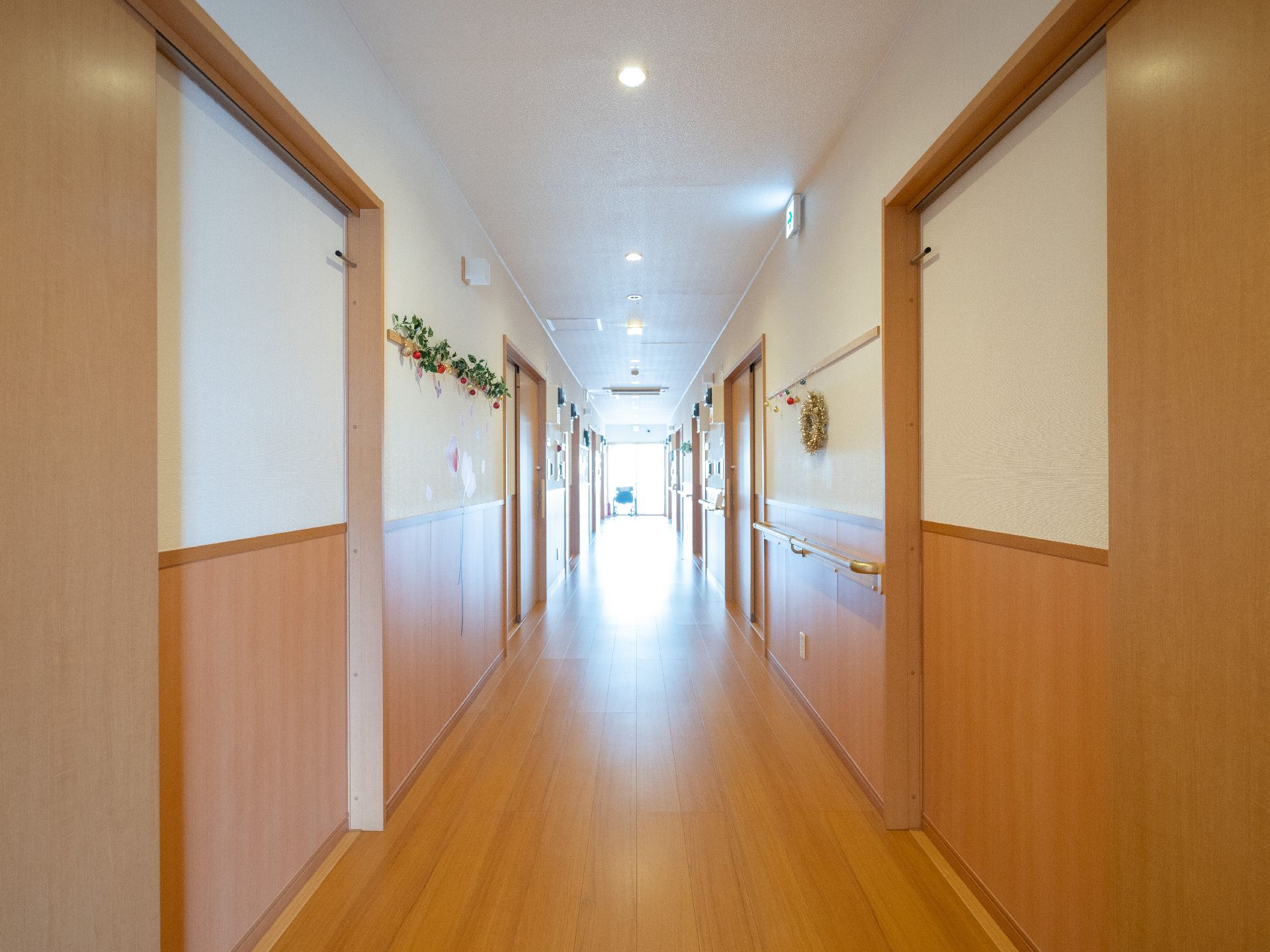 奥から日差しが漏れこんでいる廊下