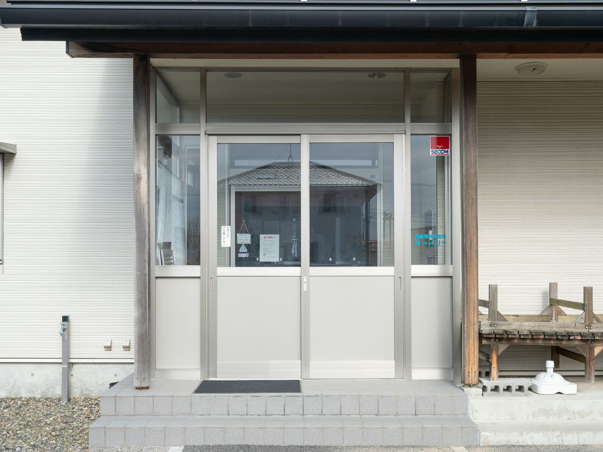アルミ製のドアの玄関
