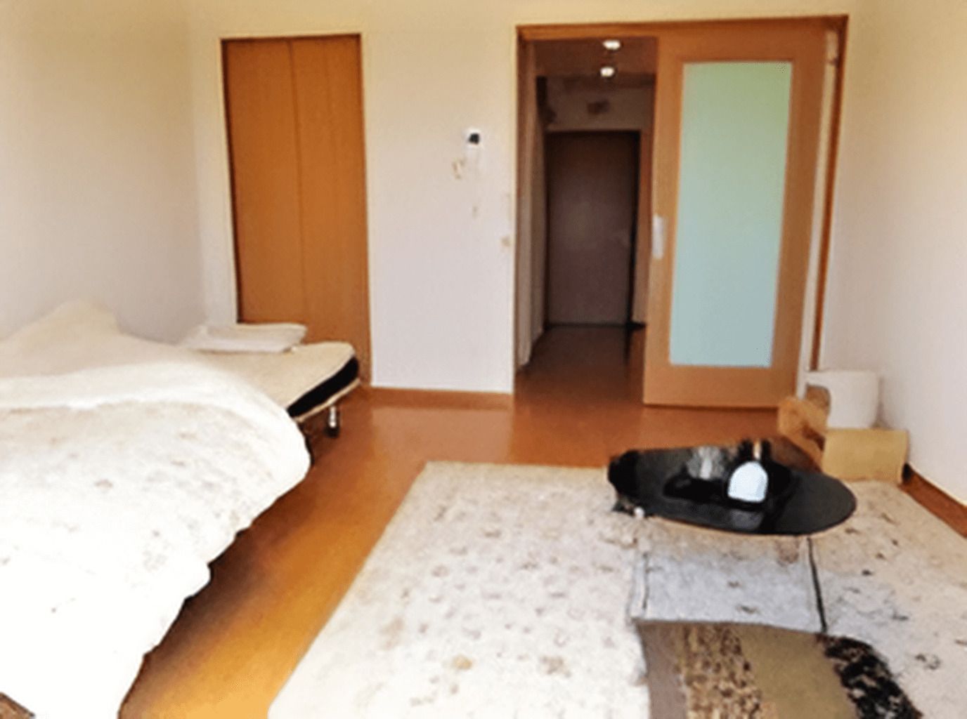 拍手をする高齢女性と女性スタッフ