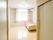 居室のトイレの扉はスライド式で間口が広くなっている。取っ手が大きく、手に力が入りにくい入居者様も開け締めがしやすい。