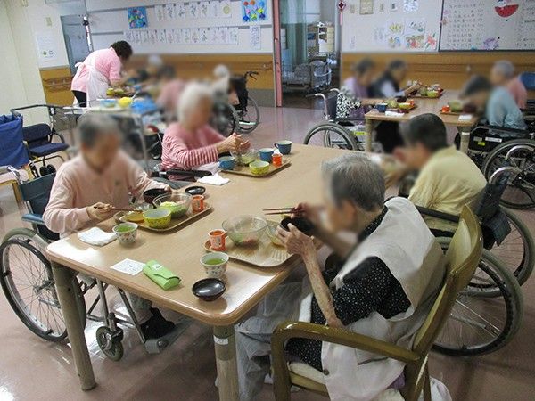 食事を楽しむ様子