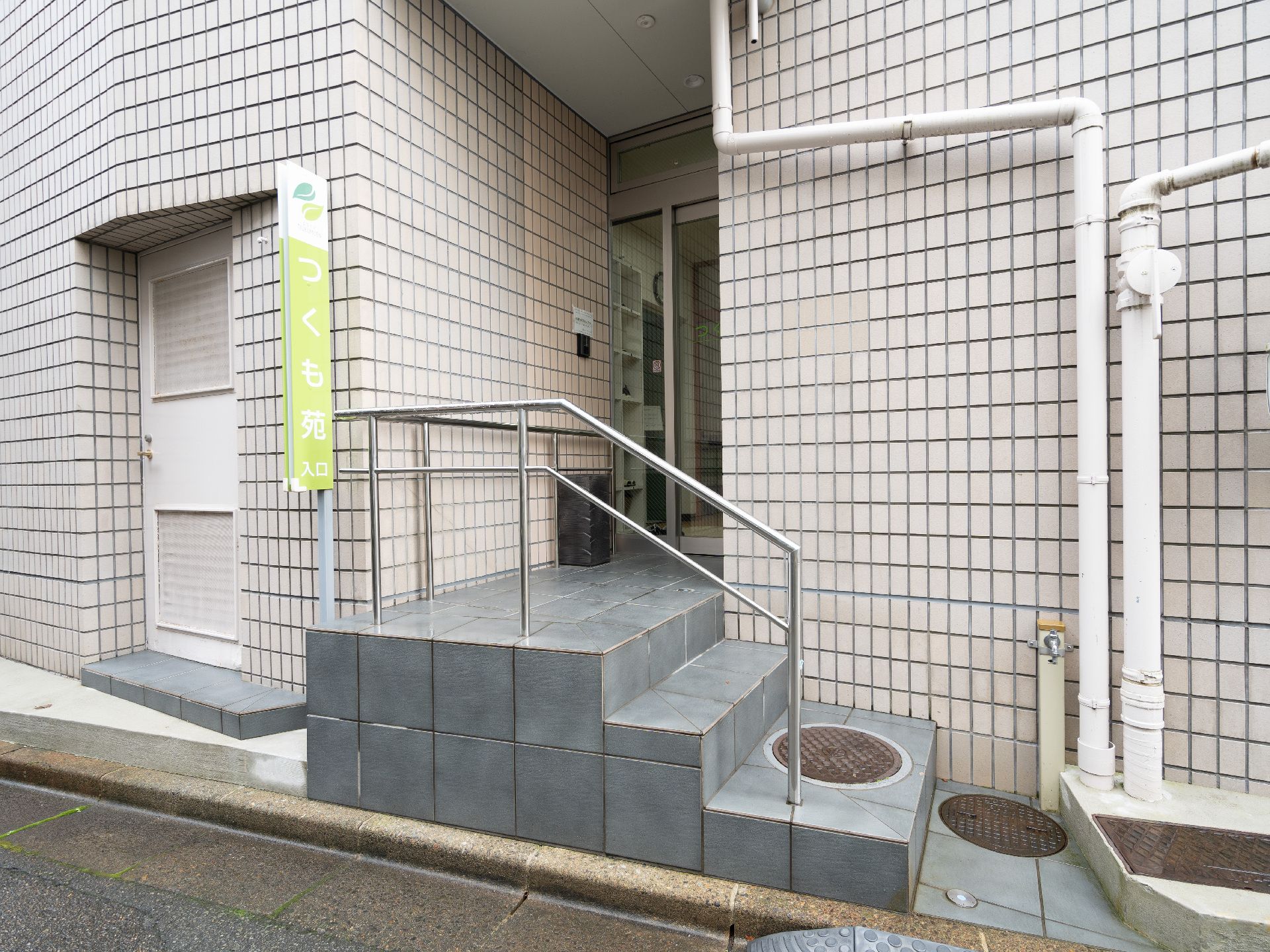 段差があまりなく、手すりが取り付けられている玄関
