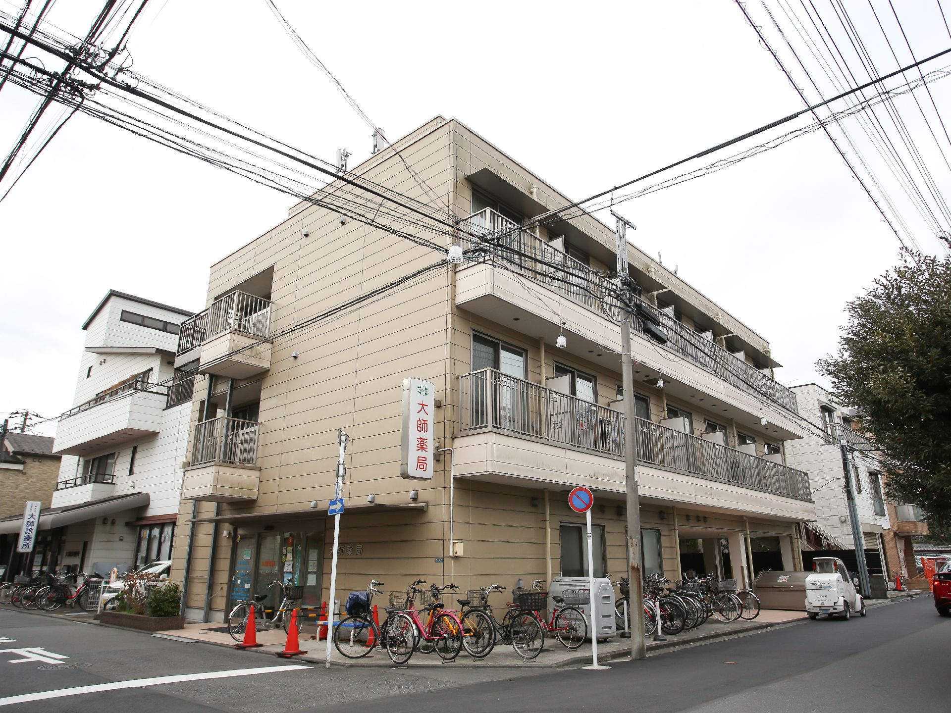 ４階建ての駐車場が完備された施設