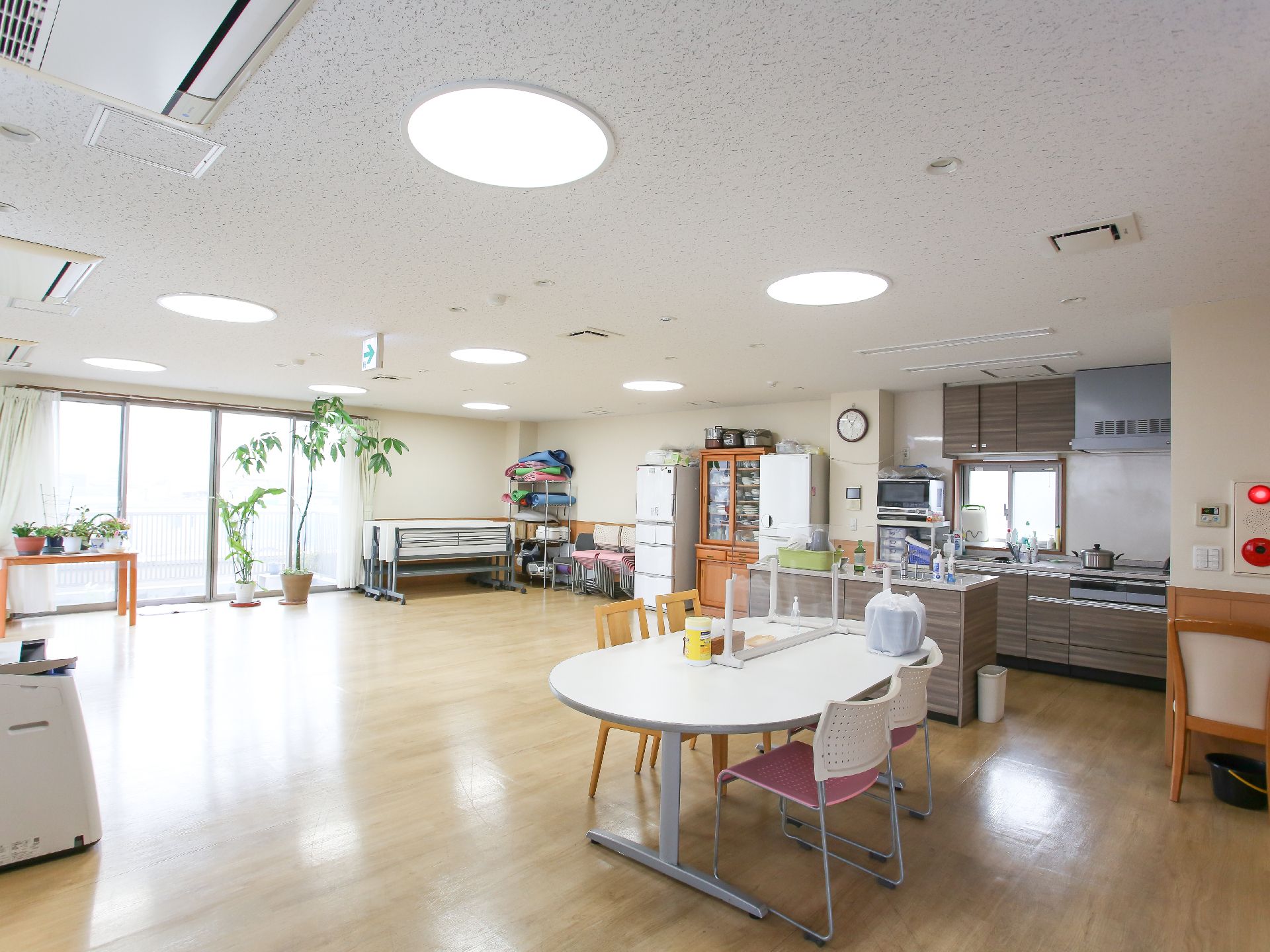 明るい照明器具のある共有スペース