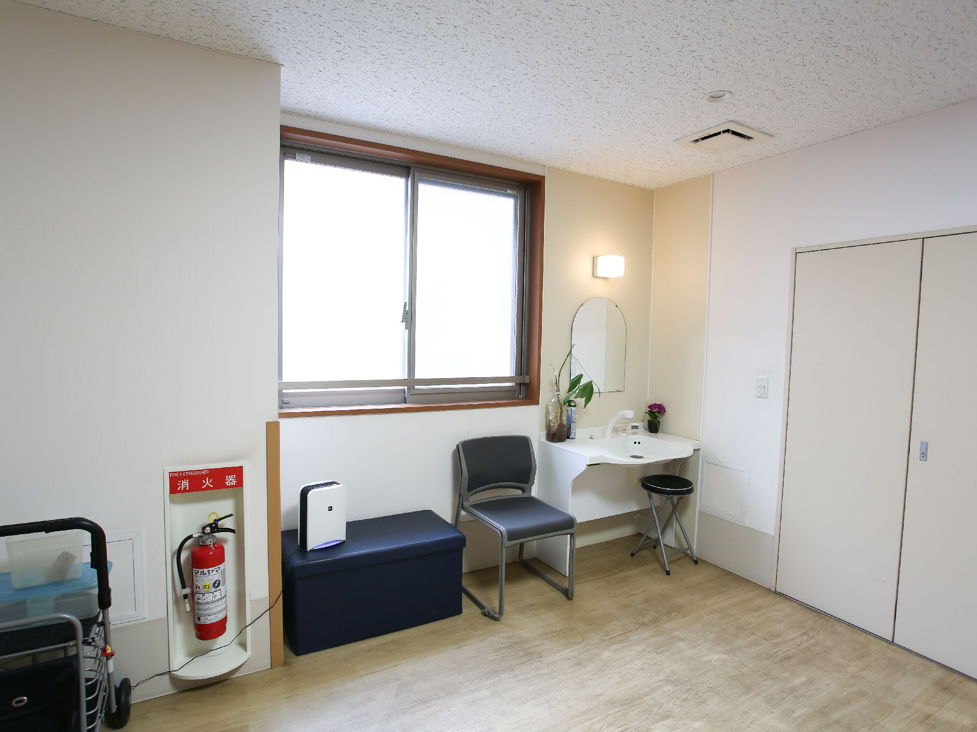 椅子が設置されている洗面台